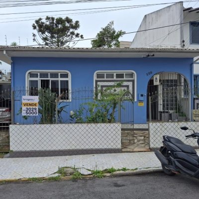 Casa Residencial com 200m², 3 quartos, 1 suíte, 1 garagem, no bairro Estreito em Florianópolis