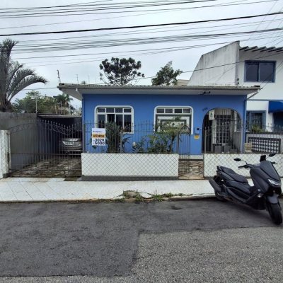 Casa Residencial com 200m², 3 quartos, 1 suíte, 1 garagem, no bairro Estreito em Florianópolis