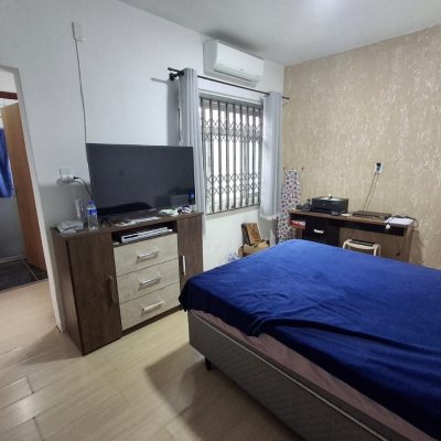 Casa Residencial com 200m², 3 quartos, 1 suíte, 1 garagem, no bairro Estreito em Florianópolis