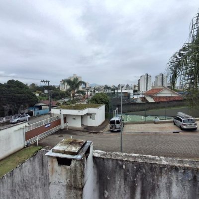 Casa Residencial com 200m², 3 quartos, 1 suíte, 1 garagem, no bairro Estreito em Florianópolis