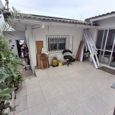 Casa Residencial com 200m², 3 quartos, 1 suíte, 1 garagem, no bairro Estreito em Florianópolis