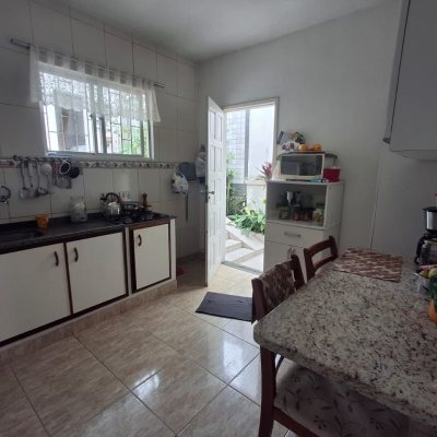 Casa Residencial com 200m², 3 quartos, 1 suíte, 1 garagem, no bairro Estreito em Florianópolis