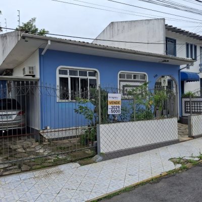 Casa Residencial com 200m², 3 quartos, 1 suíte, 1 garagem, no bairro Estreito em Florianópolis