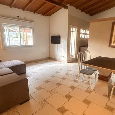 Casa Residencial com 420m², 4 quartos, 2 suítes, 3 garagens, no bairro Ponta Das Canas em Florianópolis