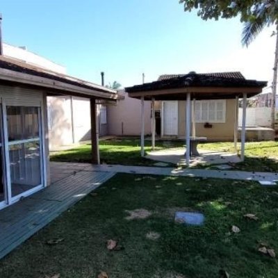 Casa Residencial com 420m², 4 quartos, 2 suítes, 3 garagens, no bairro Ponta Das Canas em Florianópolis