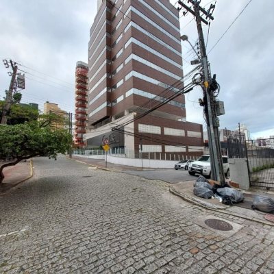 Sala com 77m², 2 garagens, no bairro Centro em Florianópolis