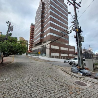Sala com 77m², 2 garagens, no bairro Centro em Florianópolis