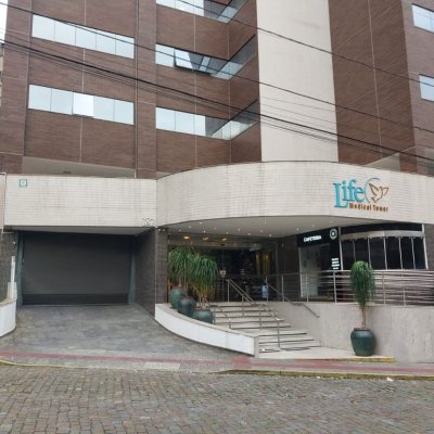 Sala com 77m², 2 garagens, no bairro Centro em Florianópolis