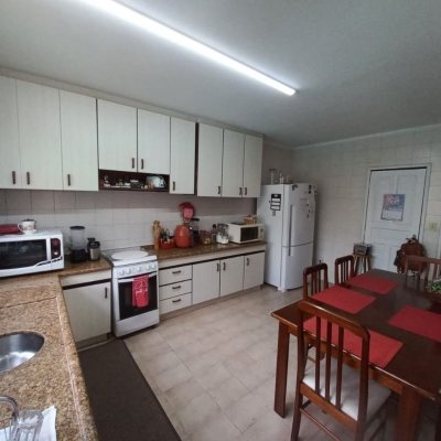 Casa Residencial com 197m², 4 quartos, 1 suíte, 3 garagens, no bairro Barreiros em São José