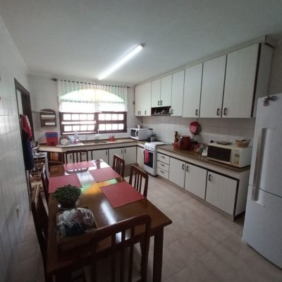 Casa Residencial com 197m², 4 quartos, 1 suíte, 3 garagens, no bairro Barreiros em São José