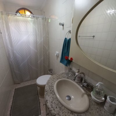 Casa Residencial com 197m², 4 quartos, 1 suíte, 3 garagens, no bairro Barreiros em São José