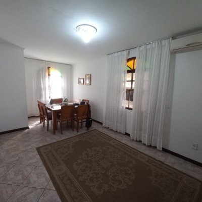 Casa Residencial com 197m², 4 quartos, 1 suíte, 3 garagens, no bairro Barreiros em São José