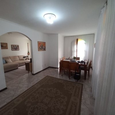 Casa Residencial com 197m², 4 quartos, 1 suíte, 3 garagens, no bairro Barreiros em São José