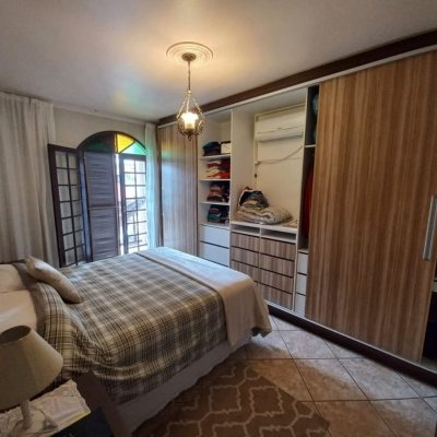 Casa Residencial com 197m², 4 quartos, 1 suíte, 3 garagens, no bairro Barreiros em São José