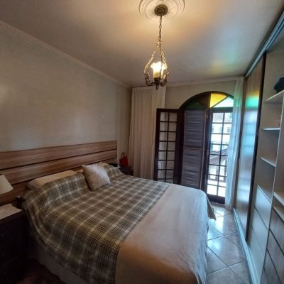 Casa Residencial com 197m², 4 quartos, 1 suíte, 3 garagens, no bairro Barreiros em São José