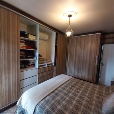 Casa Residencial com 197m², 4 quartos, 1 suíte, 3 garagens, no bairro Barreiros em São José