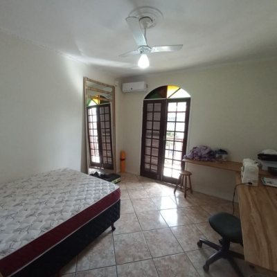Casa Residencial com 197m², 4 quartos, 1 suíte, 3 garagens, no bairro Barreiros em São José