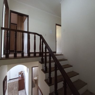 Casa Residencial com 197m², 4 quartos, 1 suíte, 3 garagens, no bairro Barreiros em São José