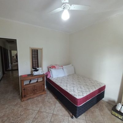 Casa Residencial com 197m², 4 quartos, 1 suíte, 3 garagens, no bairro Barreiros em São José