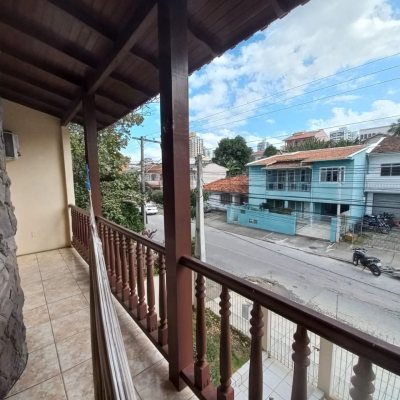 Casa Residencial com 197m², 4 quartos, 1 suíte, 3 garagens, no bairro Barreiros em São José