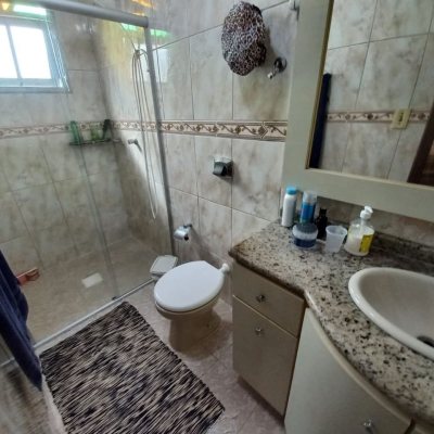 Casa Residencial com 197m², 4 quartos, 1 suíte, 3 garagens, no bairro Barreiros em São José