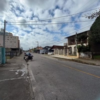 Casa Residencial com 197m², 4 quartos, 1 suíte, 3 garagens, no bairro Barreiros em São José