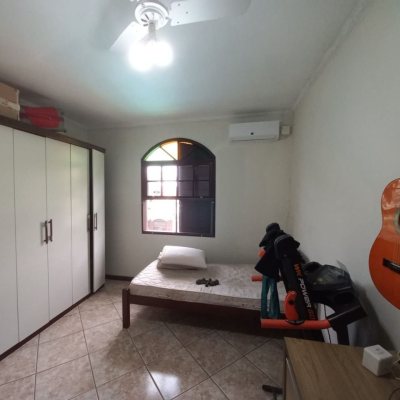 Casa Residencial com 197m², 4 quartos, 1 suíte, 3 garagens, no bairro Barreiros em São José