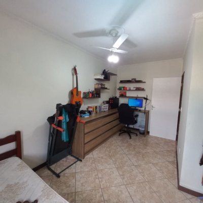 Casa Residencial com 197m², 4 quartos, 1 suíte, 3 garagens, no bairro Barreiros em São José