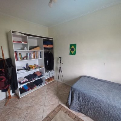 Casa Residencial com 197m², 4 quartos, 1 suíte, 3 garagens, no bairro Barreiros em São José