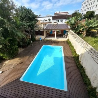 Casa Residencial com 197m², 4 quartos, 1 suíte, 3 garagens, no bairro Barreiros em São José