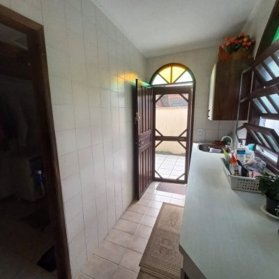 Casa Residencial com 197m², 4 quartos, 1 suíte, 3 garagens, no bairro Barreiros em São José