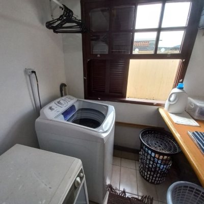 Casa Residencial com 197m², 4 quartos, 1 suíte, 3 garagens, no bairro Barreiros em São José