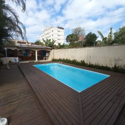 Casa Residencial com 197m², 4 quartos, 1 suíte, 3 garagens, no bairro Barreiros em São José