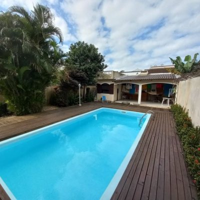 Casa Residencial com 197m², 4 quartos, 1 suíte, 3 garagens, no bairro Barreiros em São José