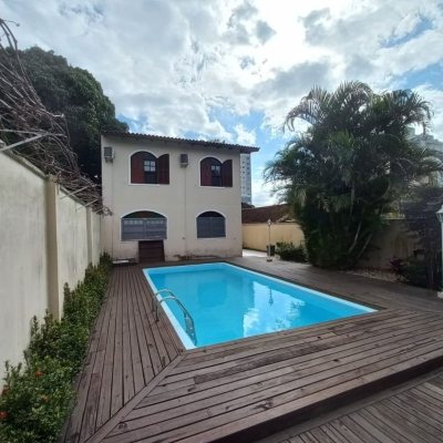 Casa Residencial com 197m², 4 quartos, 1 suíte, 3 garagens, no bairro Barreiros em São José