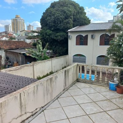 Casa Residencial com 197m², 4 quartos, 1 suíte, 3 garagens, no bairro Barreiros em São José