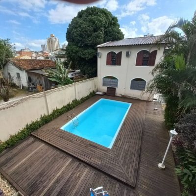 Casa Residencial com 197m², 4 quartos, 1 suíte, 3 garagens, no bairro Barreiros em São José