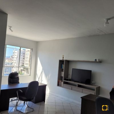 Sala com 28m², no bairro Balneário em Florianópolis
