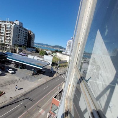 Sala com 28m², no bairro Balneário em Florianópolis
