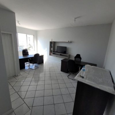 Sala com 28m², no bairro Balneário em Florianópolis