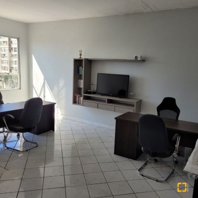 Sala com 28m², no bairro Balneário em Florianópolis