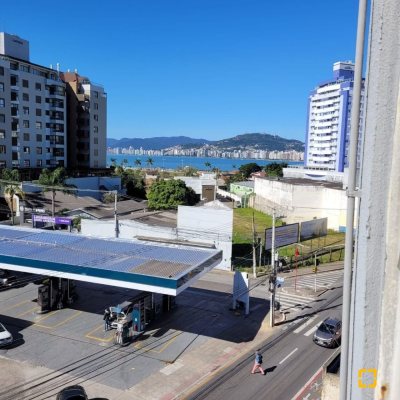 Sala com 28m², no bairro Balneário em Florianópolis
