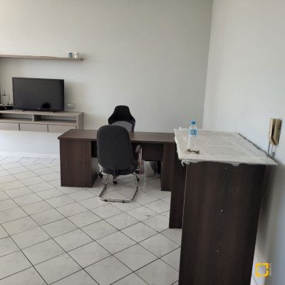Sala com 28m², no bairro Balneário em Florianópolis