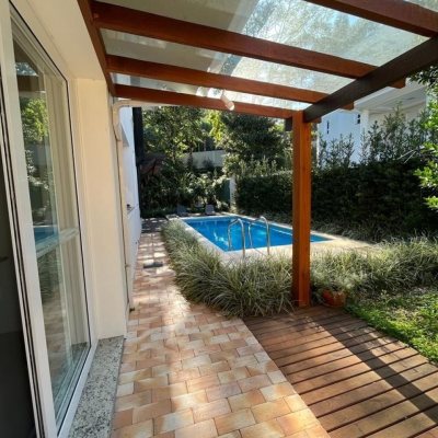Casa em Condomínio com 330m², 4 quartos, 3 suítes, 2 garagens, no bairro Cacupé em Florianópolis