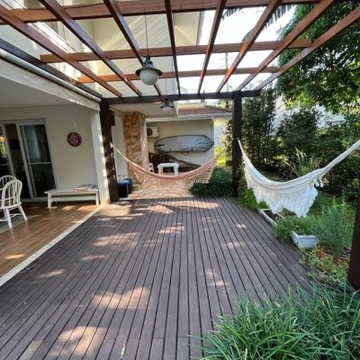 Casa em Condomínio com 330m², 4 quartos, 3 suítes, 2 garagens, no bairro Cacupé em Florianópolis