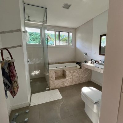 Casa em Condomínio com 330m², 4 quartos, 3 suítes, 2 garagens, no bairro Cacupé em Florianópolis