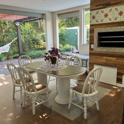 Casa em Condomínio com 330m², 4 quartos, 3 suítes, 2 garagens, no bairro Cacupé em Florianópolis