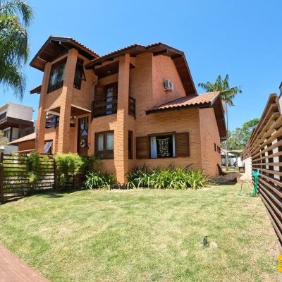 Casa em Condomínio com 230m², 3 quartos, 3 suítes, 4 garagens, no bairro Rio Tavares em Florianópolis