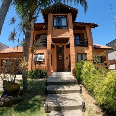Casa em Condomínio com 230m², 3 quartos, 3 suítes, 4 garagens, no bairro Rio Tavares em Florianópolis