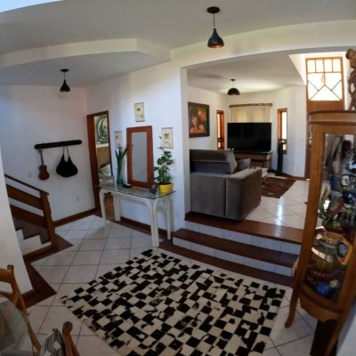 Casa em Condomínio com 230m², 3 quartos, 3 suítes, 4 garagens, no bairro Rio Tavares em Florianópolis